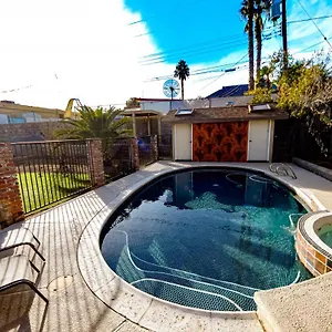Newer Ranch With Pool And Hot Tub Near The Strip And Freemont Street. Las Vegas